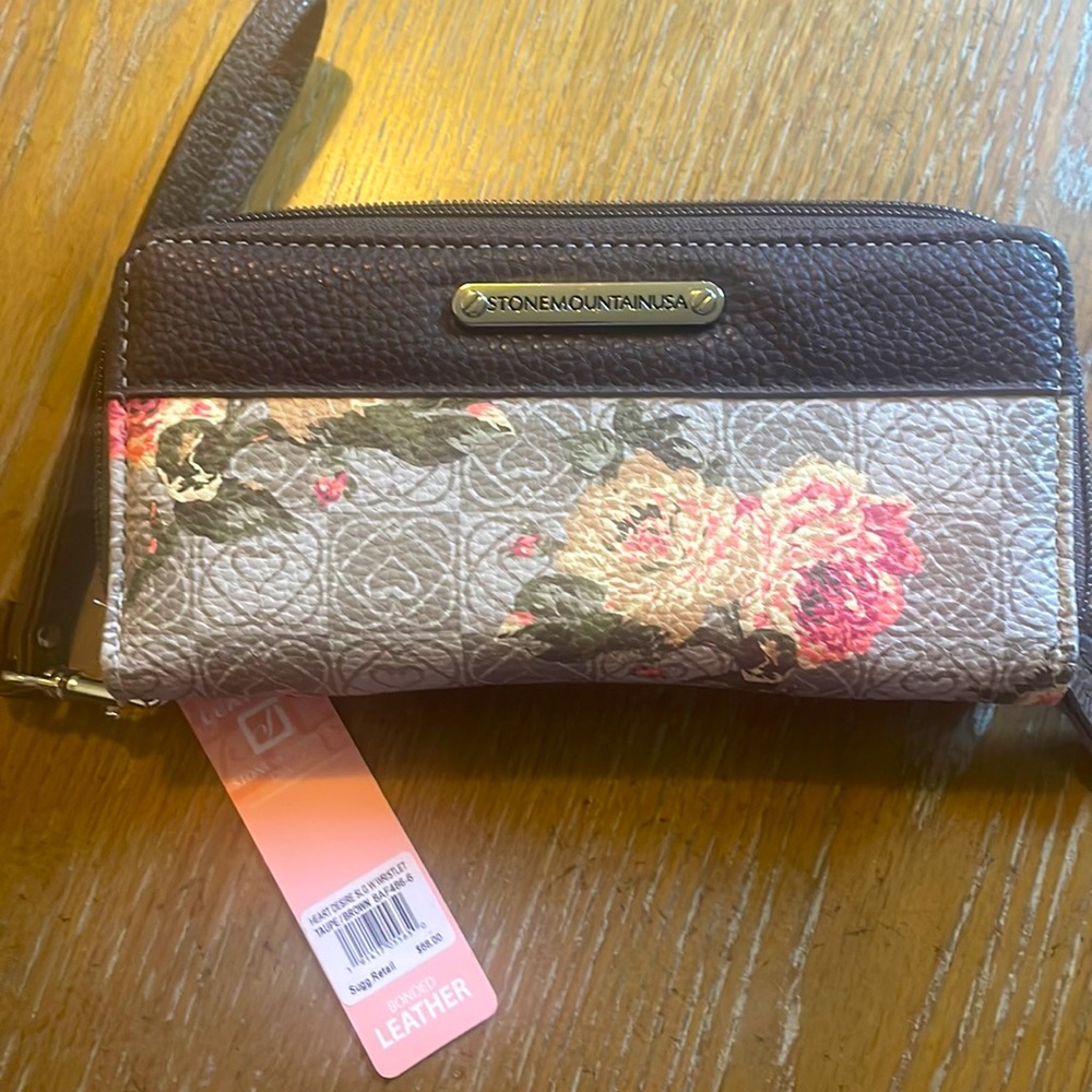 BNWT Stone Mountain Wallet
